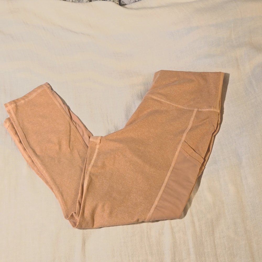 Fabletics 3/4 legging in peachy‎ pink color
